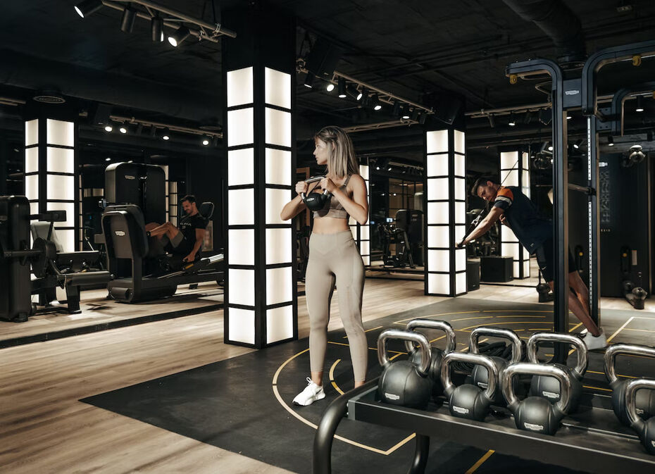 Photograph of people working out at Puente Romano Health and Fitness gym in Marbella