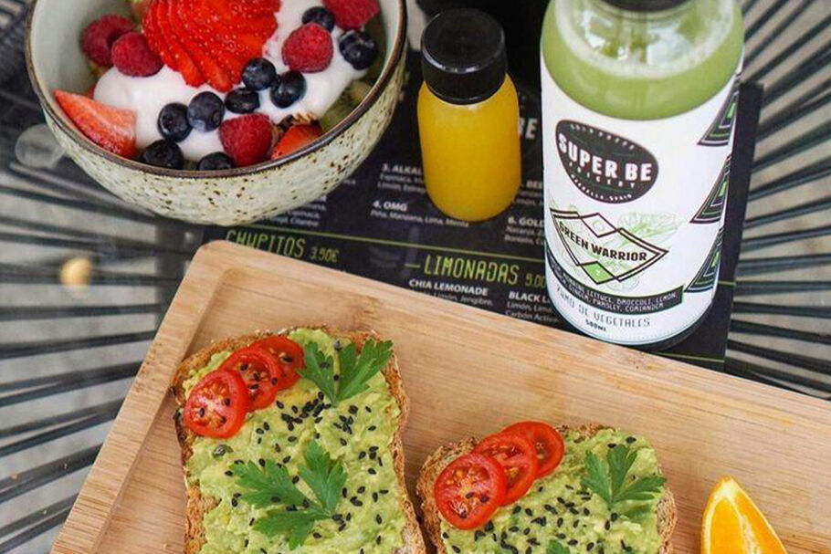 Fotografía de un plato y zumo recién exprimido del Super Be Juicer de Marbella