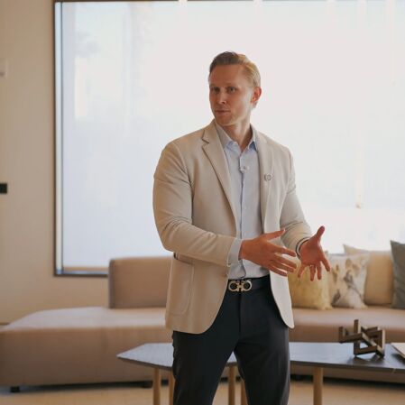 The Psychology of Luxury Real Estate Negotiation: 4 Principles That Close High-End Deal