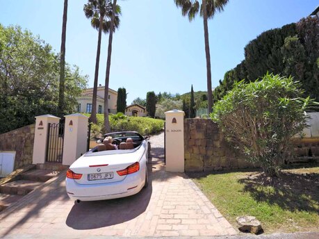 Stephanie Noll's car entering the villa 