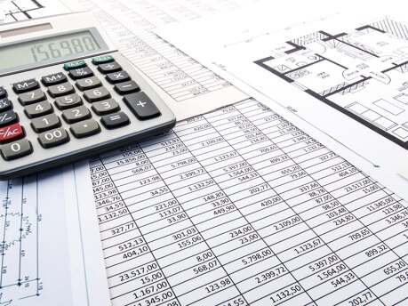 Taschenrechner auf Tabellen und Hausgrundrissen