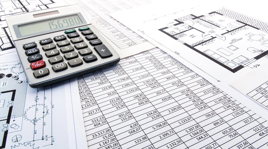 Taschenrechner auf Tabellen und Hausgrundrissen