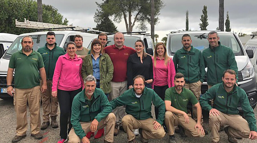Equipo de WAKU GARDEN, jardinería, piscinas y mantenimiento de propiedades