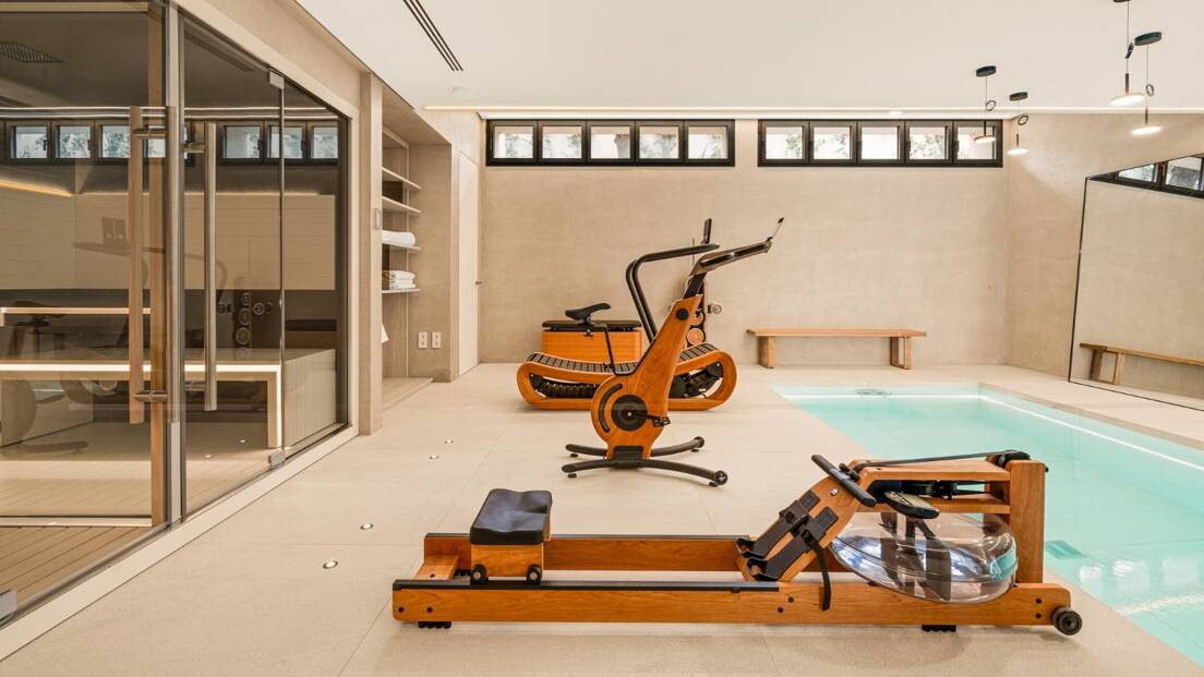 LuxuriÃ¶ses Fitnessstudio und Innenpool