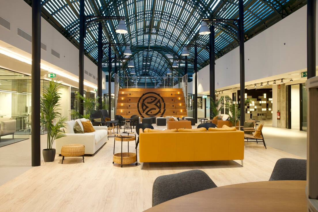 The Pool Marbella hauptsaal mit moderner Einrichtung