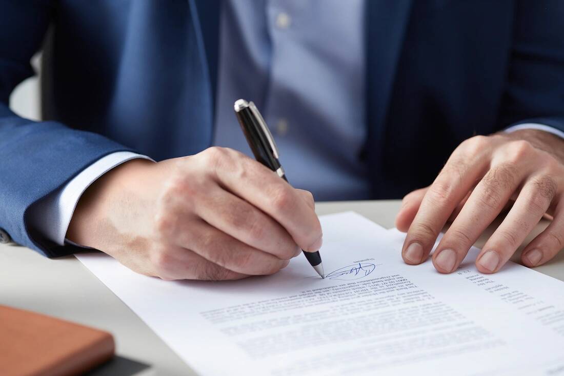 Signing a property purchase agreement in Marbella with Engel & VÃ¶lkers real estate legal consultancy