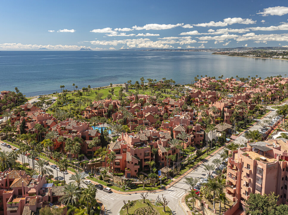 Torre Bermeja, Estepona: guía del comprador de la dirección de playa más opulenta de la Nueva Milla de Oro