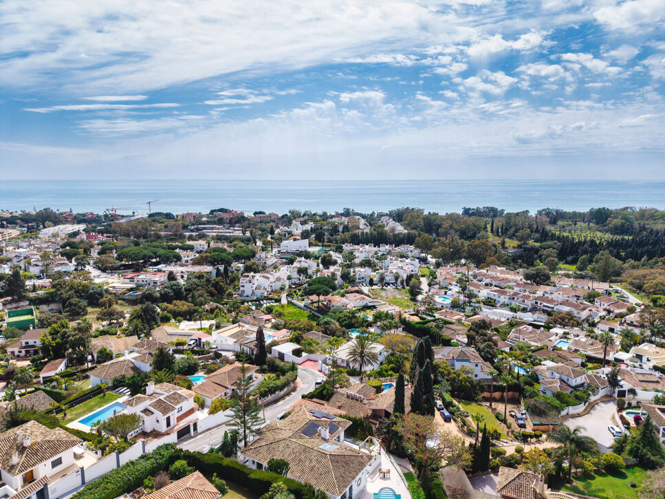 Elviria, Marbella: la guía del comprador para la gran zona residencial de pinos y playas del este