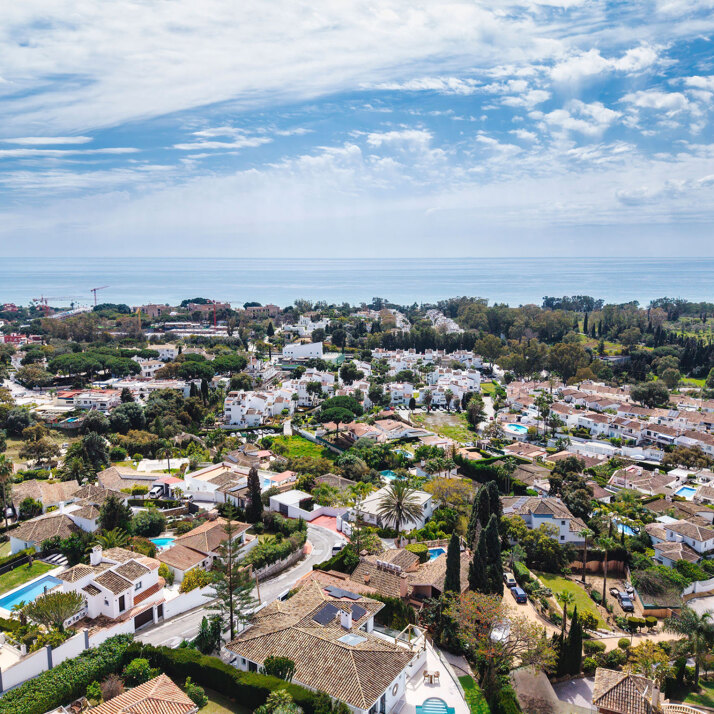 Elviria, Marbella : le guide de l’acheteur pour le grand quartier des pins et des plages de l’est