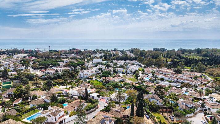 Elviria, Marbella: la guía del comprador para la gran zona residencial de pinos y playas del este