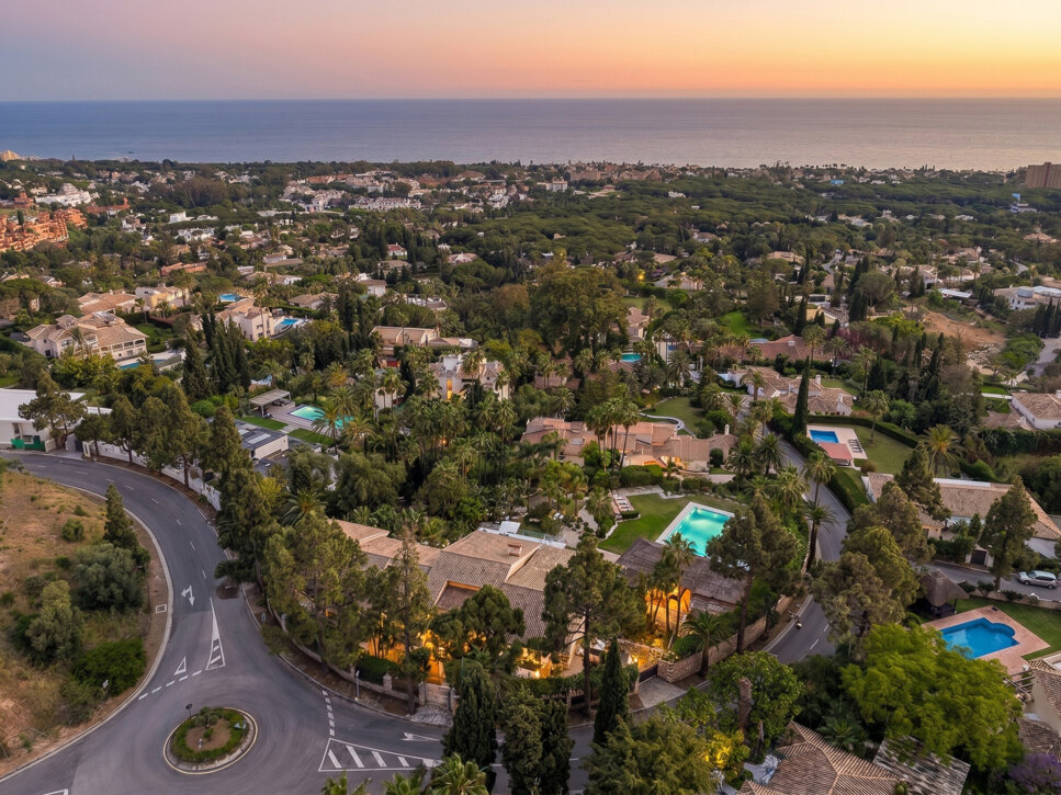 Hacienda Las Chapas, Marbella: la guía del comprador de la urbanización cerrada de villas del este de Marbella