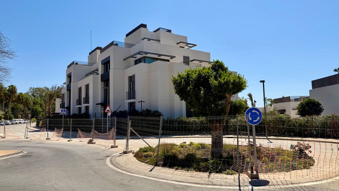 Uno entrance