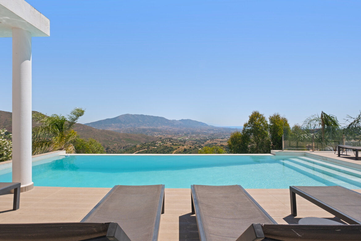 MH9159 views - luxury contemporary villa for sale