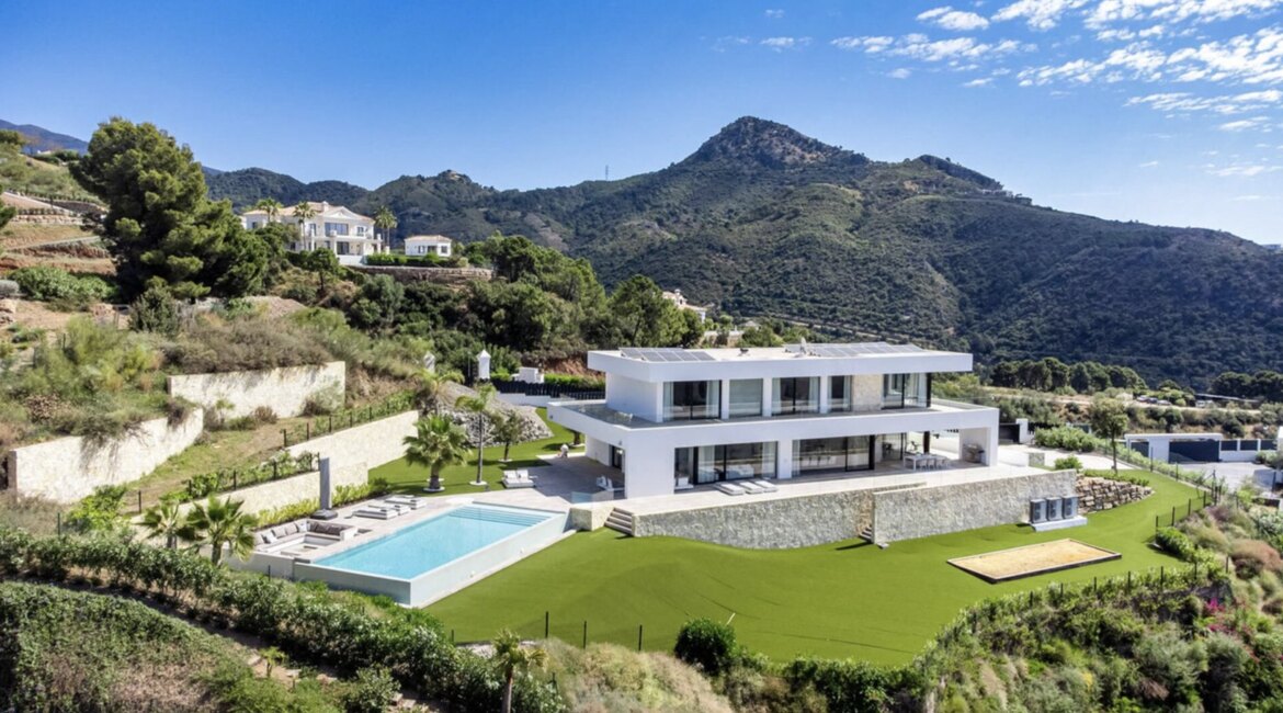 Luxury contemporary villa for sale in Monte Mayor