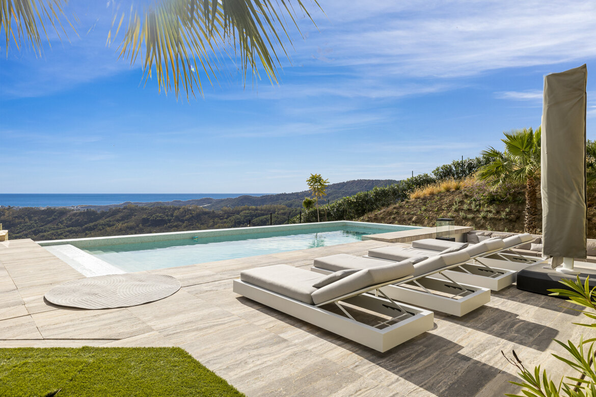 Panoramic sea villa for sale in Monte Mayor