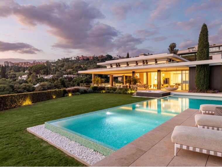 Modern luxury villa in La Quinta Marbella with panoramic Mediterranean sea views, contemporary architecture and infinity pool in The Hills gated community