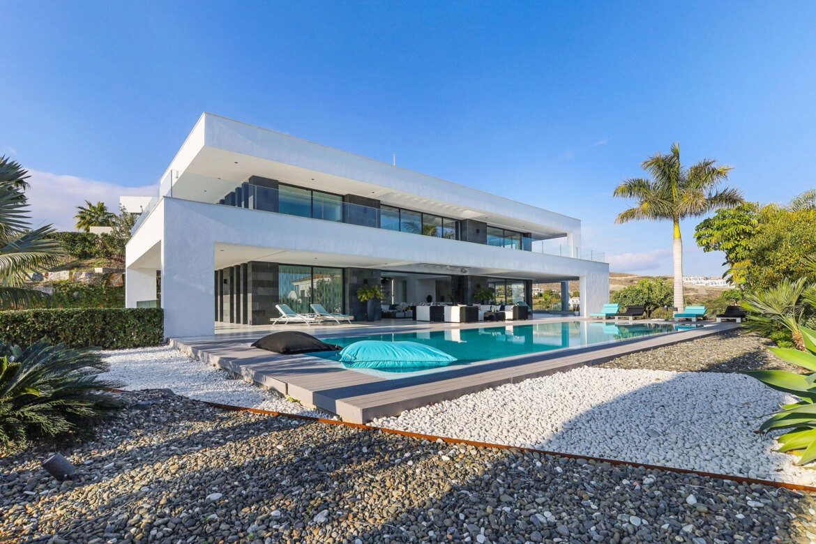 Contemporary Villa for sale in Los Flamingos MH9136