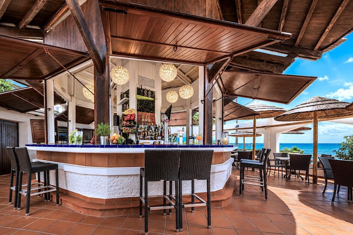 Bar Dominion Beach