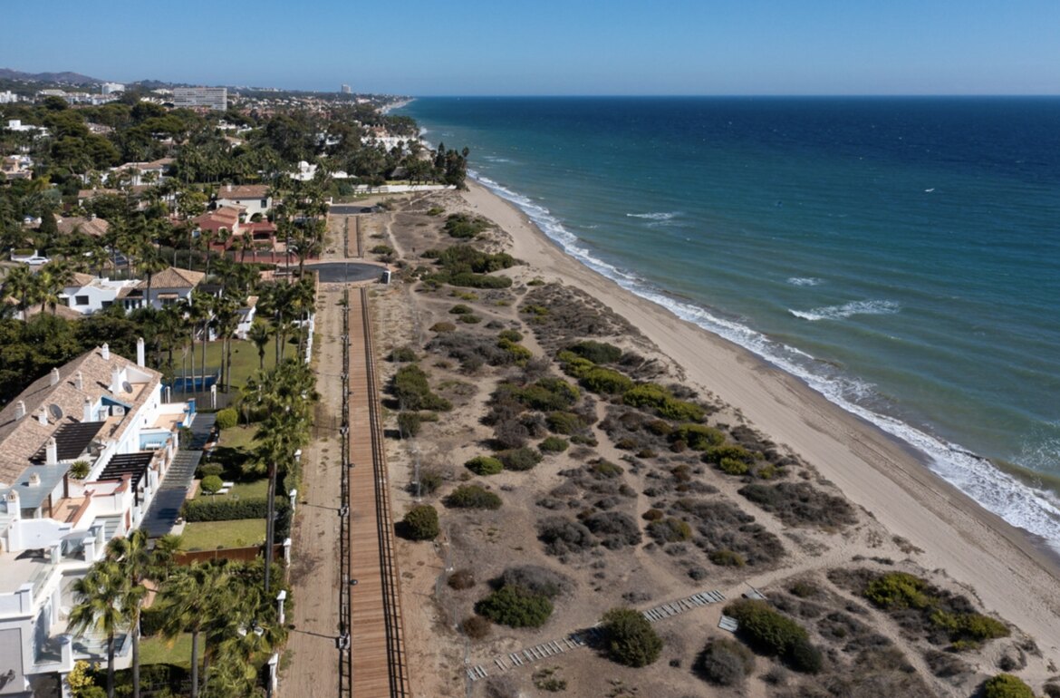 La playa y la pasarela litoral de Los Monteros