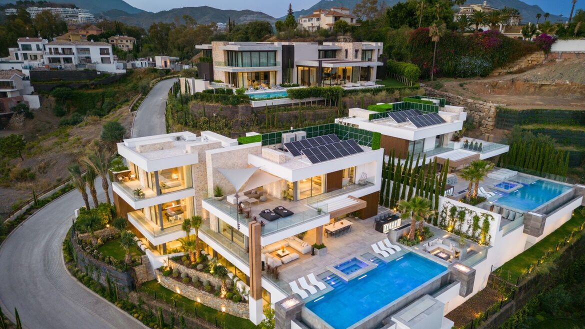 Villa in den Hügeln oberhalb von Marbella mit Bergblick in der Abenddämmerung