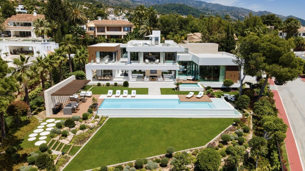 Luftaufnahme einer Villa in Sierra Blanca an der Goldenen Meile von Marbella