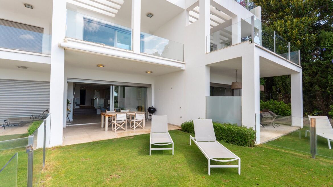Townhouse facades and private gardens in Vistas Marinas