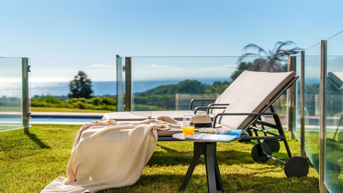 Private garden with sun lounger and sea views in Vistas Marinas