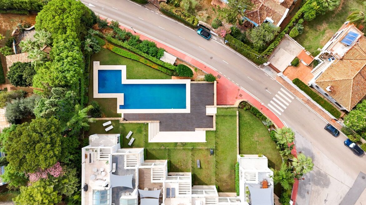 Vistas Marinas townhouses and pool seen from above