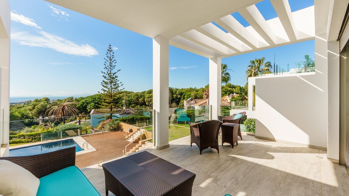 Covered terrace lounge in Vistas Marinas