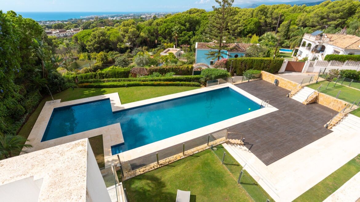 Communal pool and garden in Vistas Marinas