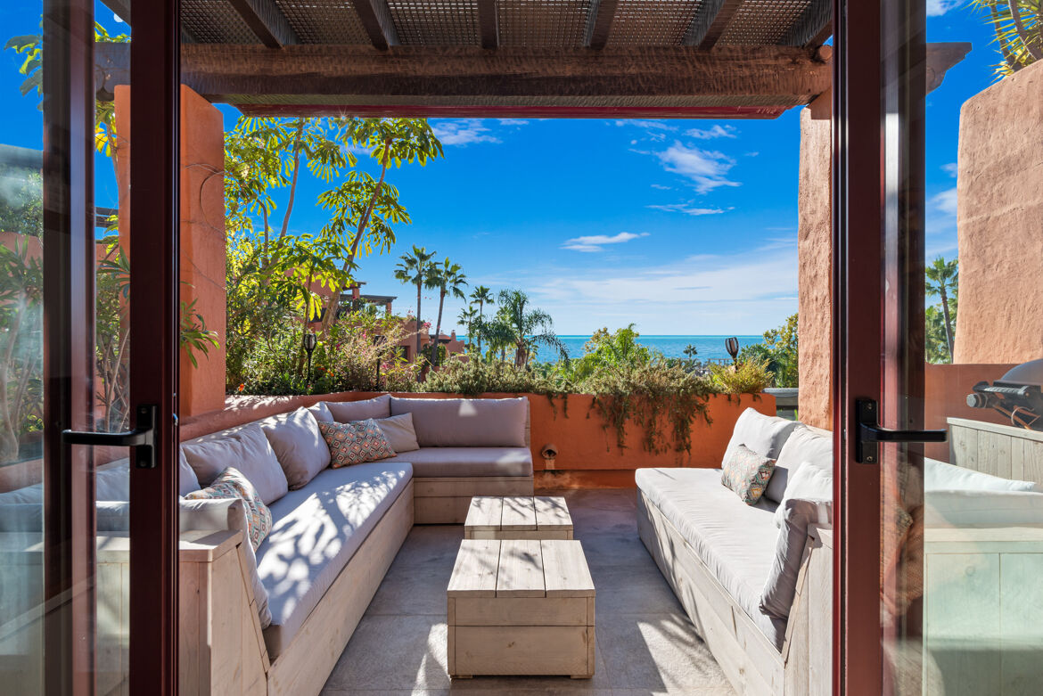 Duplex penthouse terrace with sea views in La Alzambra, Marbella