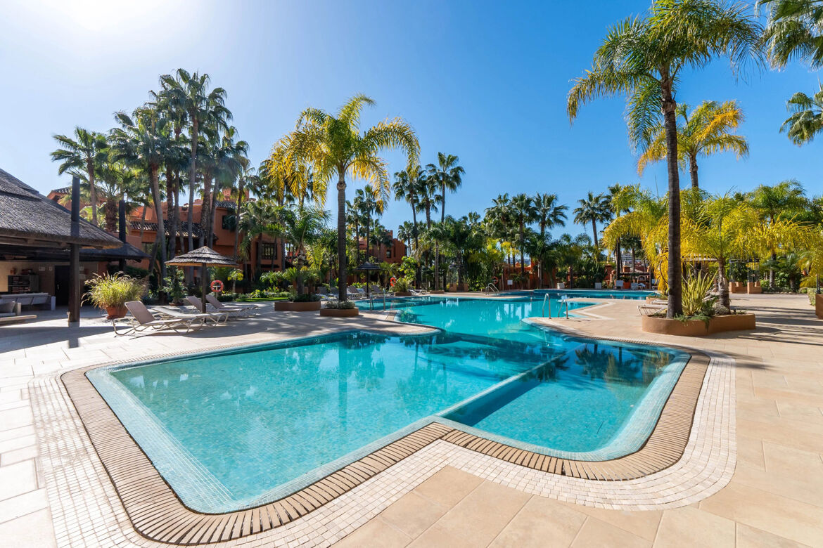 Resort-standard communal pool in La Alzambra-Vasari near Puerto Banús