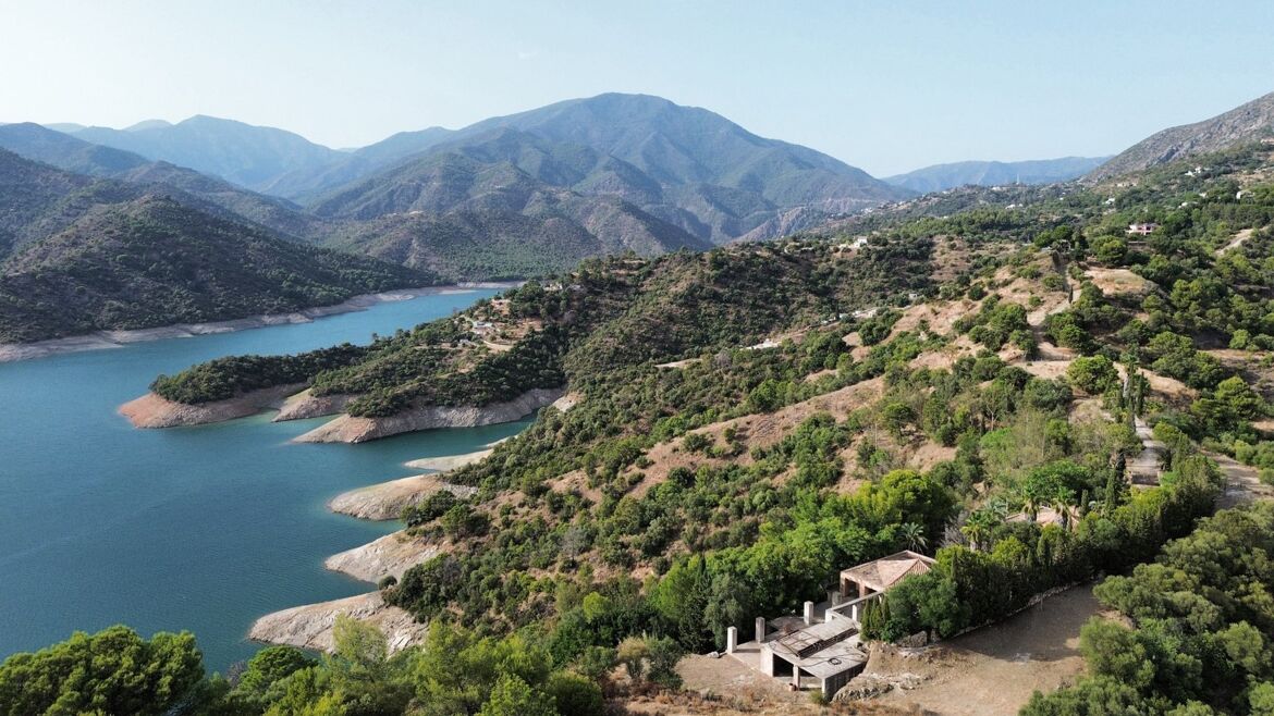 Der Stausee La Concepción und die Berge entlang der Straße nach Istán