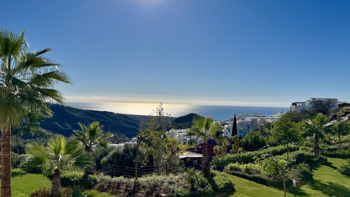 Garten mit Blick über die Hügel bis zum Meer in La Mairena