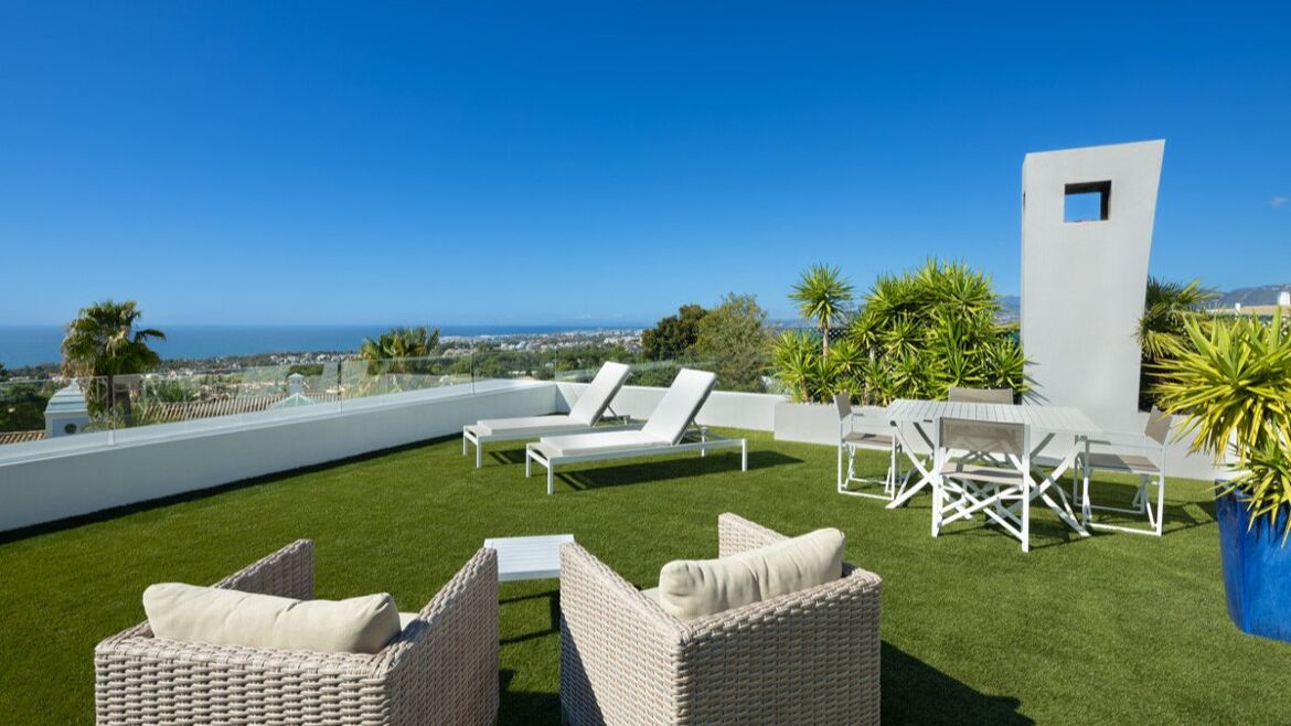 Dachgarten eines Duplex-Penthouses mit Rasen, Essterrasse und Meerblick