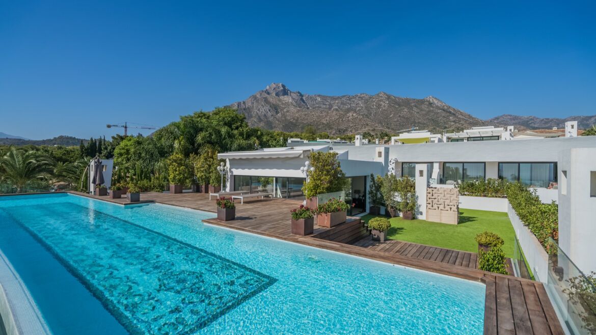 Dachpool eines Penthouses in La Reserva mit Blick auf die La Concha