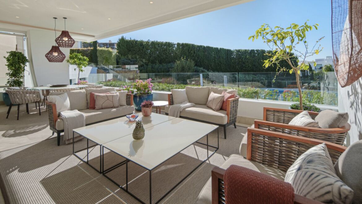 Wohnbereich eines Gartenduplex mit Zugang zu Terrasse und Garten