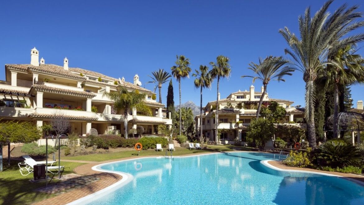 Pool und Wohngebäude in Las Alamandas