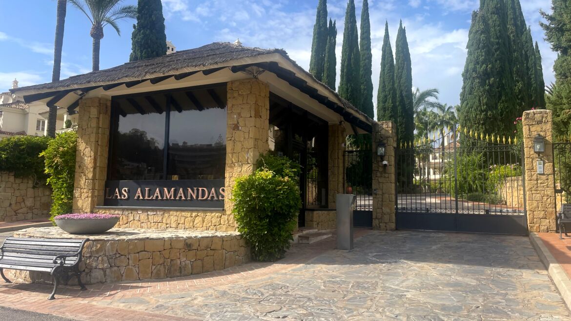 Eingangstor und Pförtnerhaus von Las Alamandas