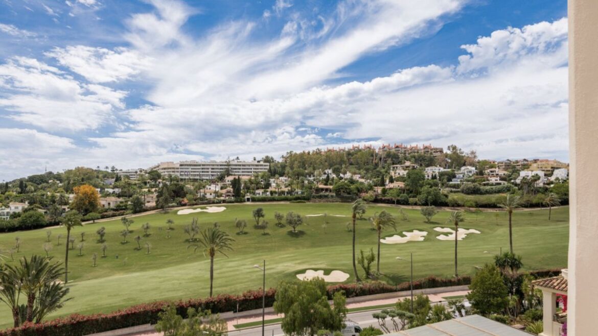 Blick von einer Terrasse in Las Alamandas auf den Golfplatz