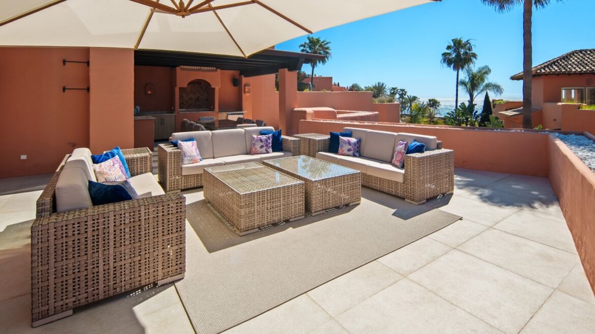 luxury penthouse for sale in los monteros Playa Mh9106