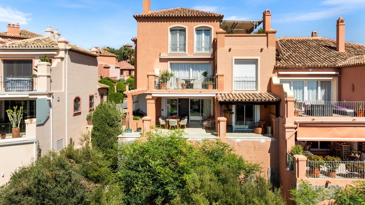 Townhouses with terraces in Monte Halcones