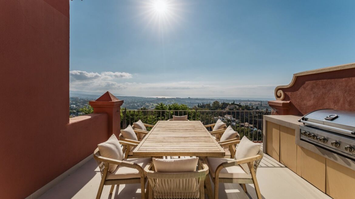 Penthouse terrace with outdoor kitchen and sea views in Monte Halcones