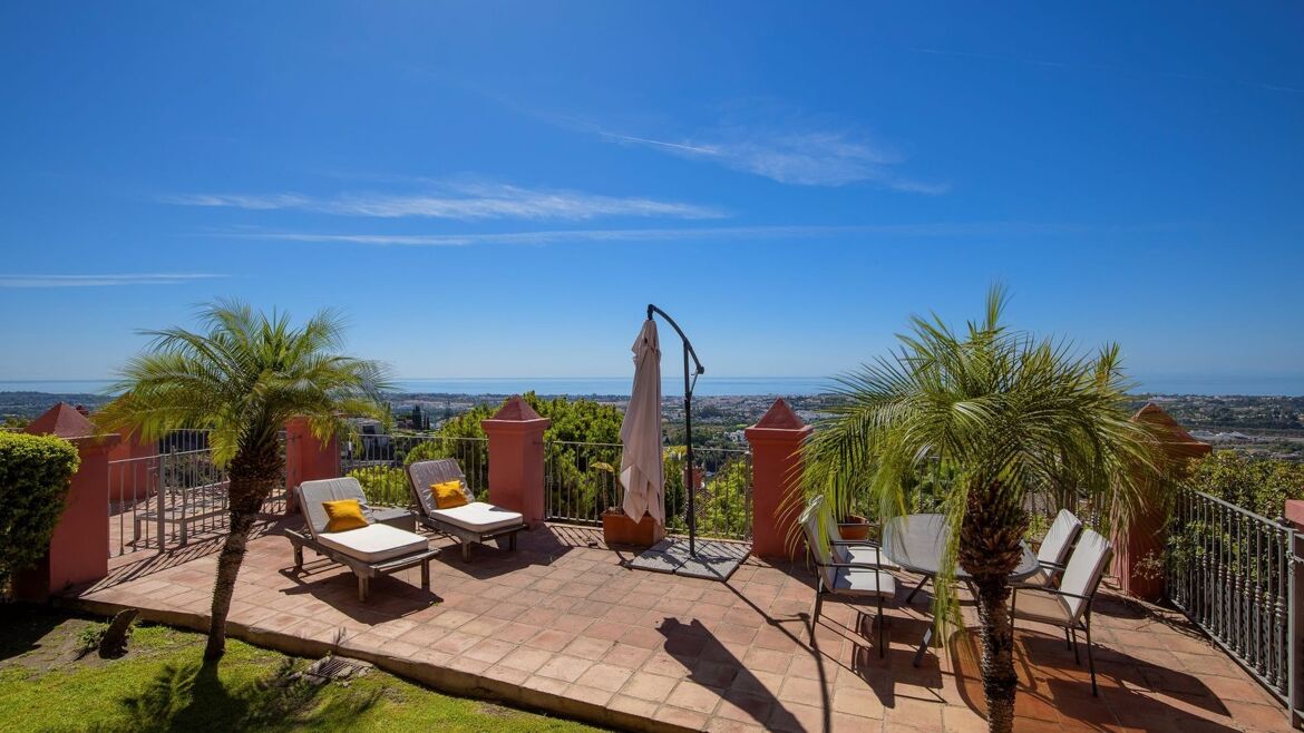 Garden terrace with palms and sea views in Monte Halcones