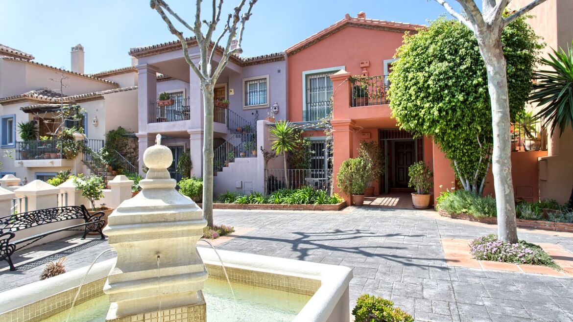 Courtyard with fountain between townhouses in Monte Halcones