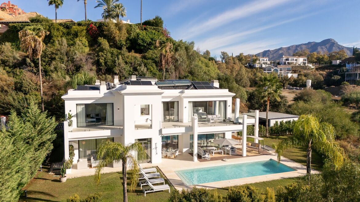 Modern villa with pool on the hillside of Monte Halcones