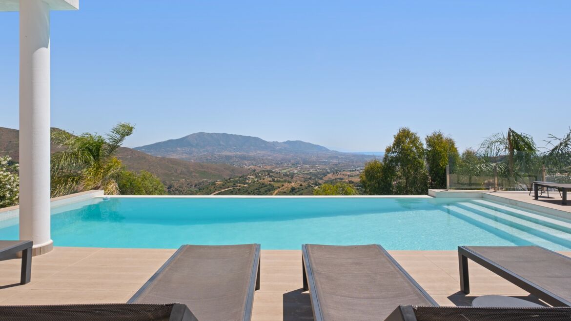 MH9159 views - luxury contemporary villa for sale