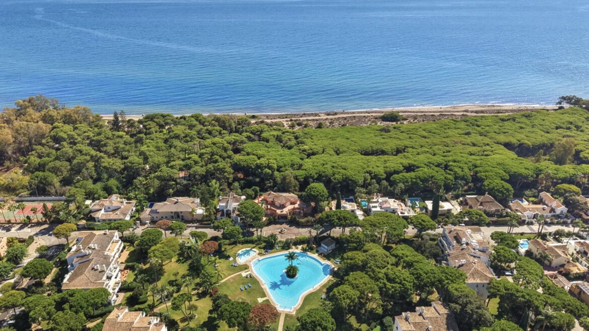 Vue aérienne d’El Presidente, à Estepona, de ses jardins et de la mer