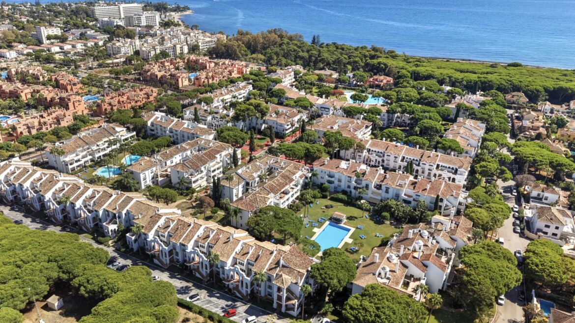 Vue aérienne des immeubles et des piscines d’El Presidente