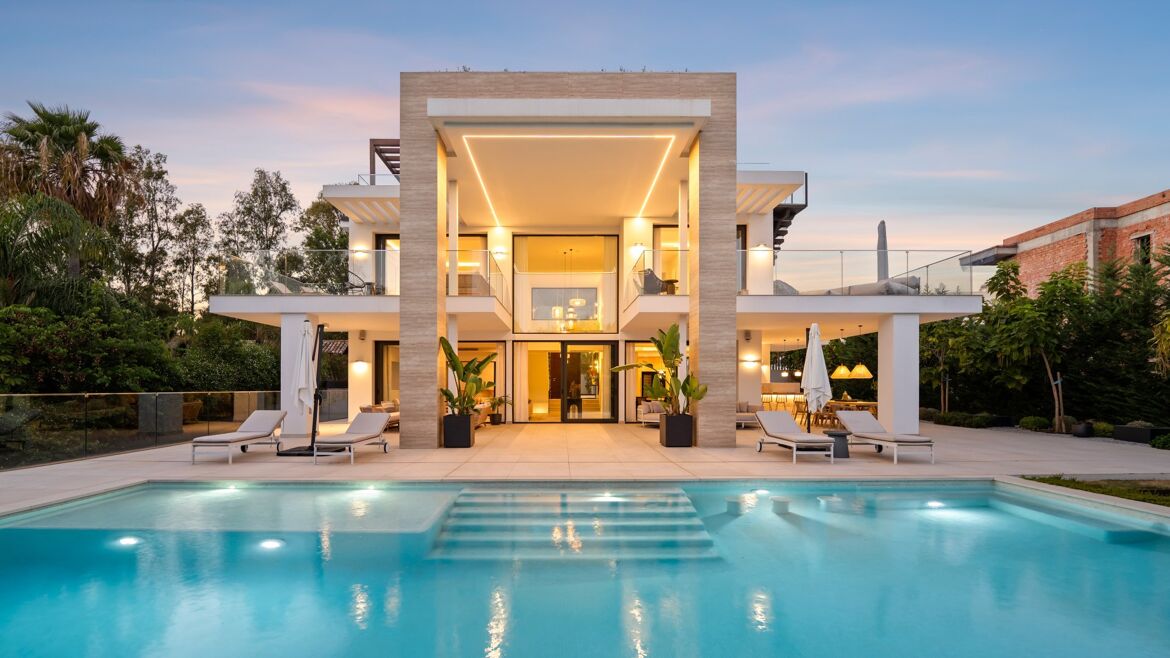 Luxusvilla mit Pool in der Abenddämmerung an Marbellas Goldener Meile